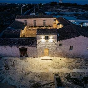  6 bedroom villa with heated pool in Modica, sleeps 18